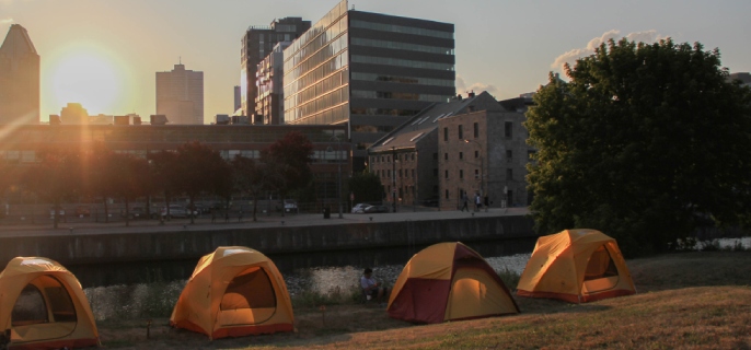 Tentes au bord du Canal-de-Lachine dans le cadre de l'activité "Initiation au camping"