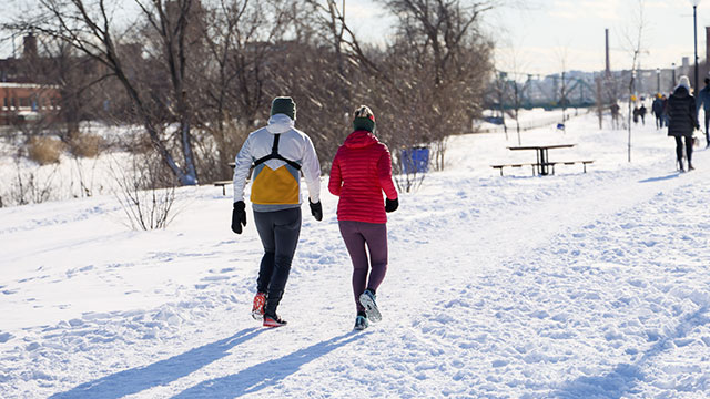 Deux personnes joggant sur le sentier hivernal du Canal-de-Lachine