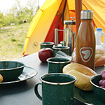 Vaisselle et couverts fournis pendant votre séjour en camping.