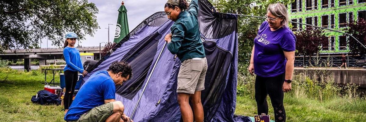 Monitrice certifiée de Parcs Canada, qui enseigne le montage d'une tente.