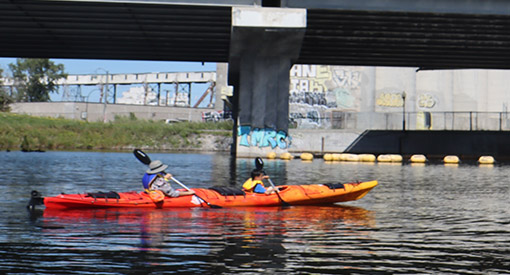 Famille qui apprend à faire du kayak dans les eaux du Canal-de-Lachine