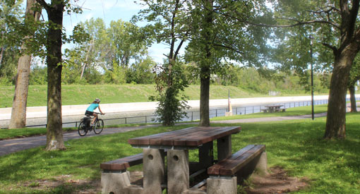 Bike path and picnic table at Dollier-de-casson Park