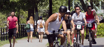 Peoples walking and biking on the Lachine Canal path