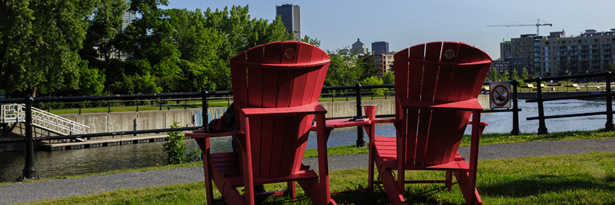 Chaises rouge près du canal de Lachine