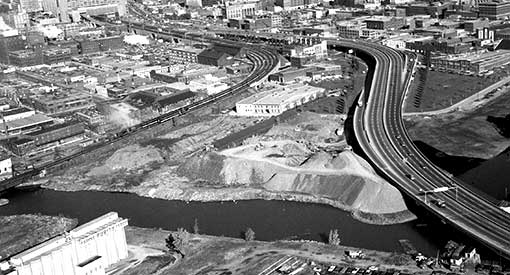 Le remblaiement du bassin Peel - 1972 © Archives de la Ville de Montréal [VM94-B103-006]