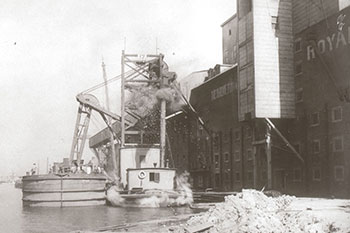 Weir #2 and the Ogilvie Four Mills Co. Ltd in 1916. LAC PA 202357 / Collection A. Merrilees