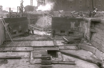 Photo en noir et blanc de travailleur qui creusent dans un canal 