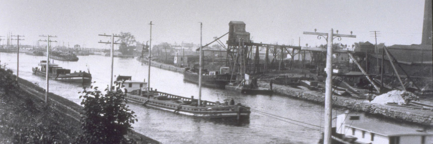 bateau marchand dans le canal de Lachine