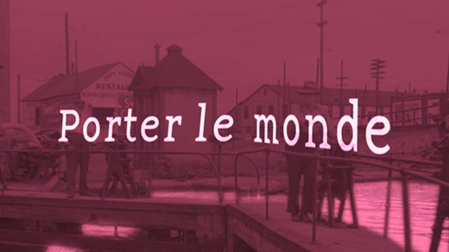 Portez le monde. Image d'époque. En arrière plan. des personnes qui traverse une passerelle d'écluse