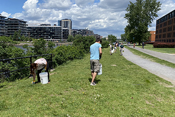 Les participants à l'événement ramassent des déchets en berge du canal. 