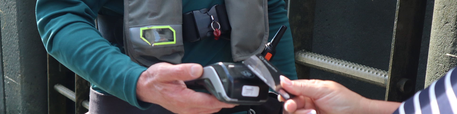 Chaises rouges près du canal de Lachine