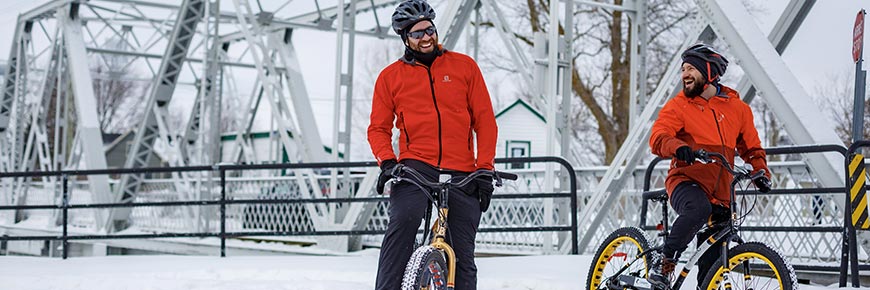 Balade en vélo à pneus surdimensionnés entre amis durant une journée hivernale
