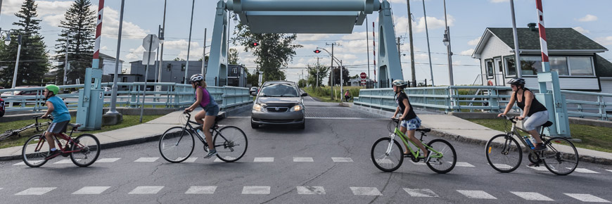 Cyclistes sur la piste du Canal-de-Chambly près d'un pont