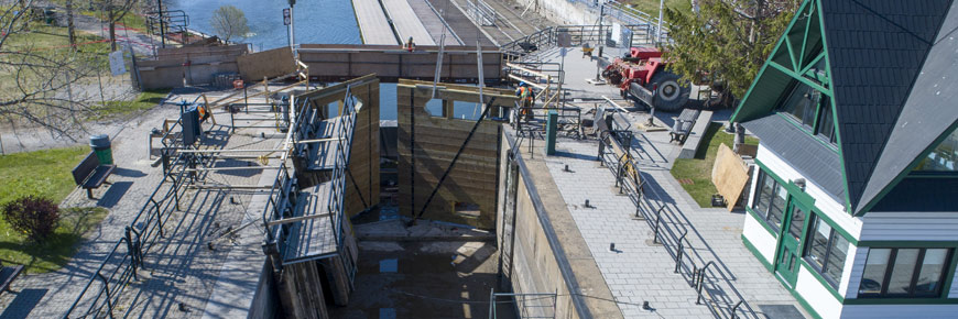 Installation d'une nouvelle porte d'écluse au canal de Chambly