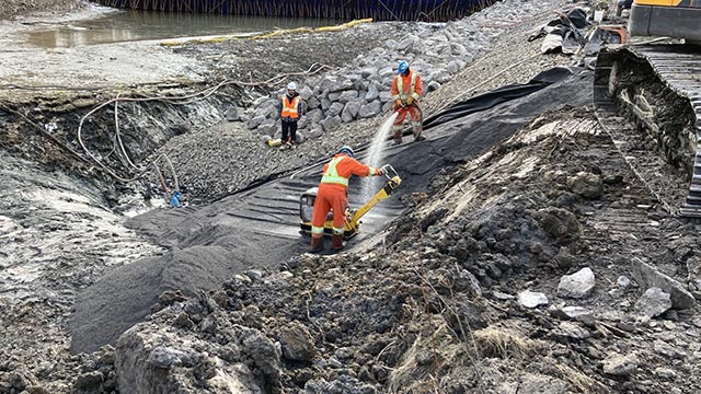 Workers on the Canal-de-Chambly dike