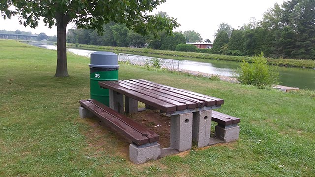 Picnic table near the Canal-de-Chambly.