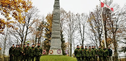 Obelisk of the Battle of the Châteauguay and representatives from the 4th
Battalion— Royal 22nd Regiment..