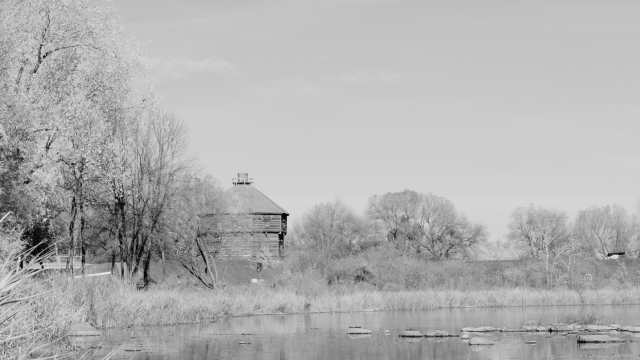 Une photo ancienne en noir et blanc du blockhaus de Coteau-du-Lac.