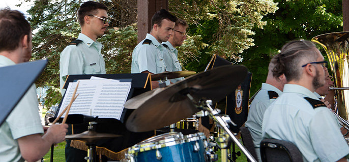 Les musiciens de l’École de leadership et de recrues des Forces canadiennes en plein concert estival donné à l’extérieur, à Farnham.
