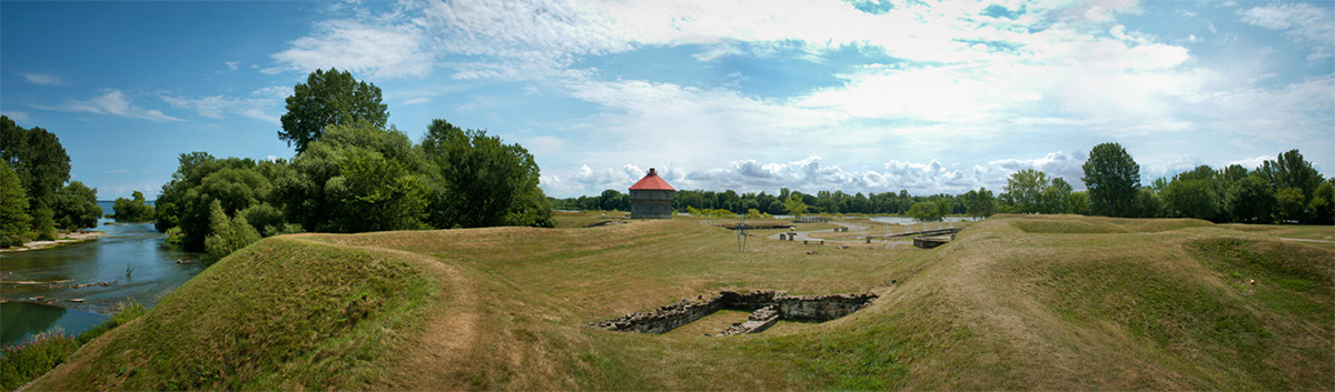 Panorama du lieu historique national de Coteau-du-Lac avec en avant-plan des fouilles archéologiques et en arrière-plan le blockhaus.
