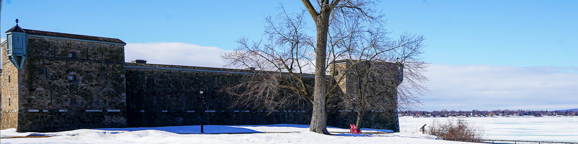 Le fort Chambly durant l'hiver avec un ciel bleu au loin.