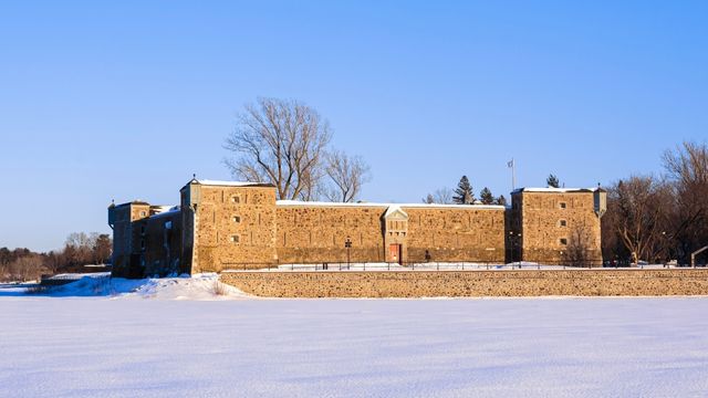 Le lieu historique national du Fort-Chambly en plein mois de janvier sur un fond de ciel bleu hivernal.