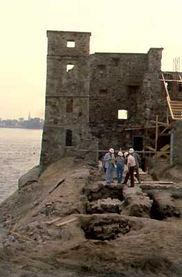 Des ouvriers regardant le plan de la reconstruction du fort Chambly