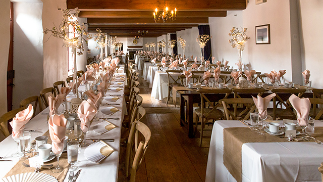 La salle Jacques-de-Chambly, à l’intérieur du lieu historique national du Fort-Chambly, décorée de façon champêtre à l’occasion d’un mariage.