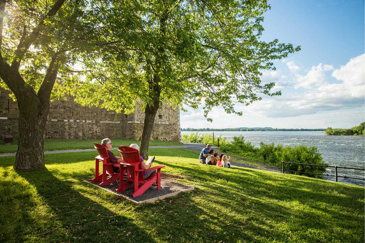 A couple of senior citizens sat on the Fort Chambly's red chairs.