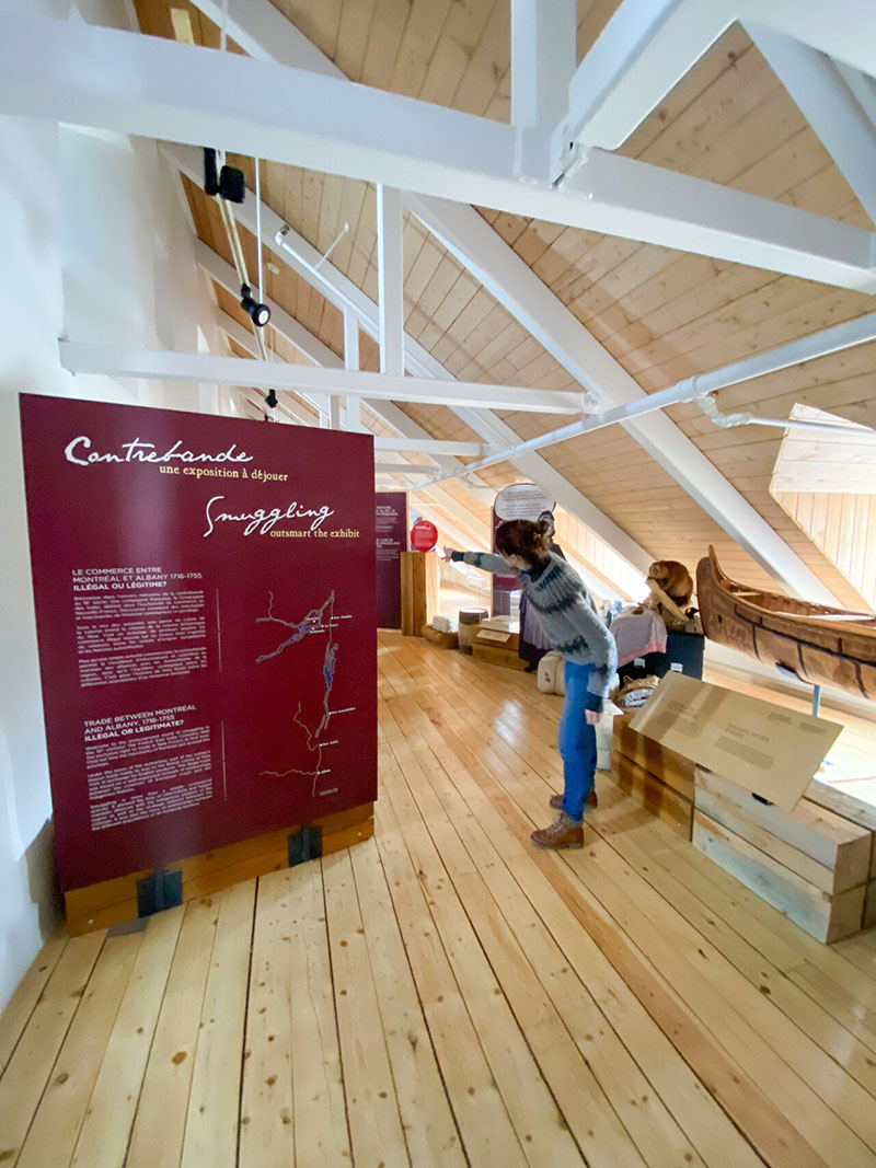 A visitor points an interesting element at the entrance of the Smuggling exposition.