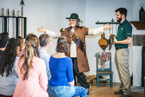 Une visiteuse portant le costume d’un soldat français du régiment Carignan-Salières