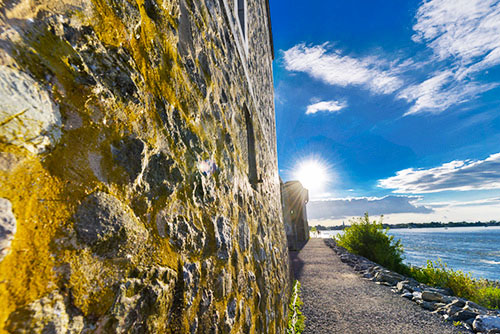 Sentier, soleil, mur de pierres et bassin de Chambly