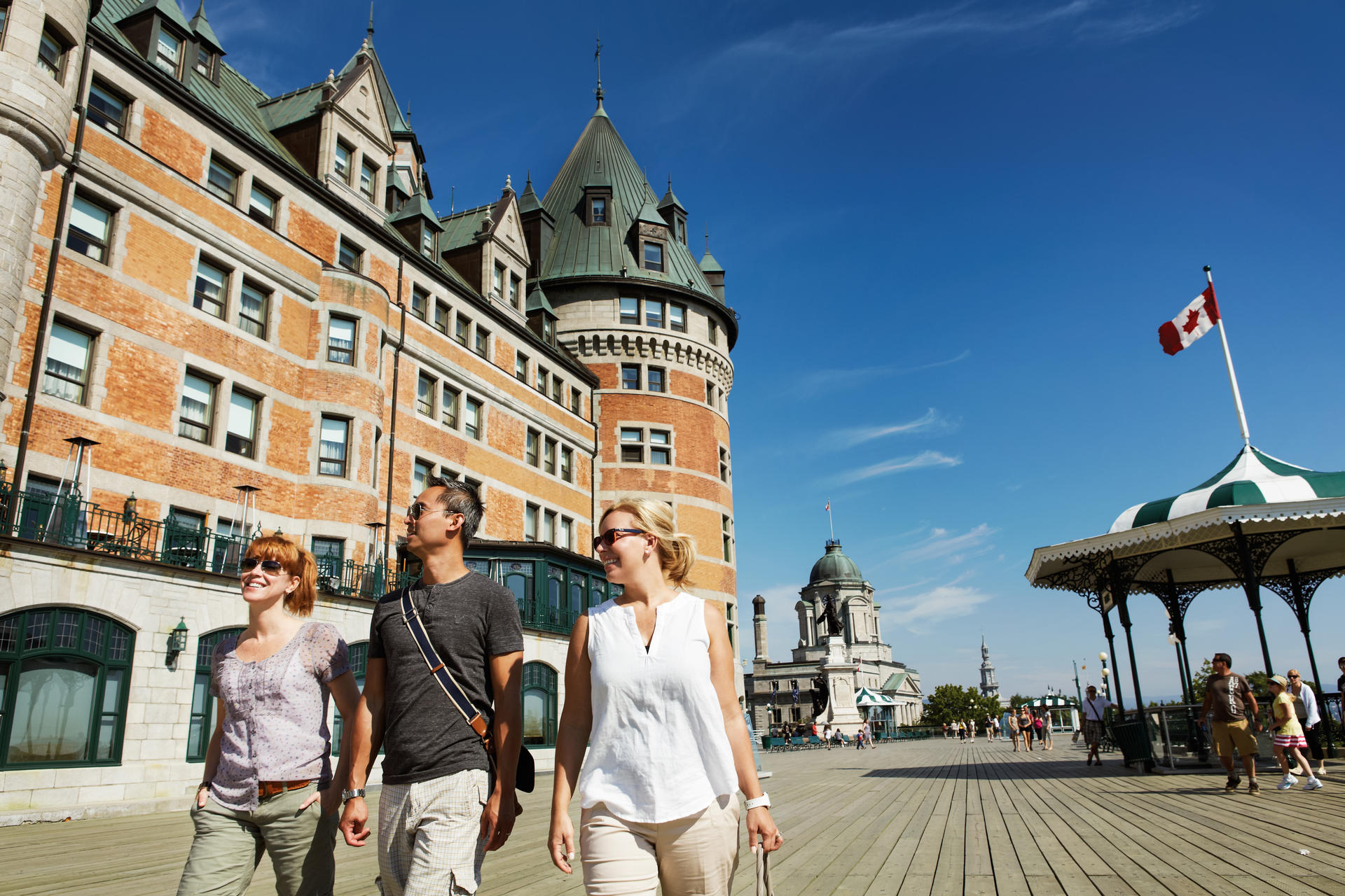 A group of visitors walk on the Dufferin Terrace. 