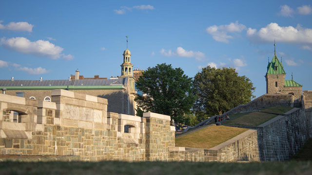 Vue du rempart ouest des fortifications de Québec avec la porte Saint-Jean et la porte Kent au coucher du soleil.
