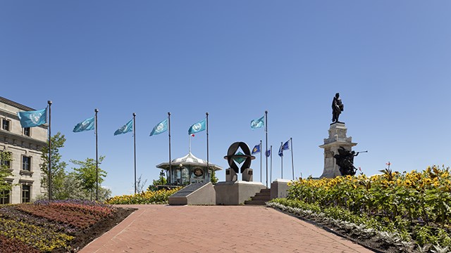 Vue en contre plongée du monument de l'UNESCO, de la statue de Samuel de Champlain, de l'ancien bureau de poste à proximité de la terrasse Dufferin.