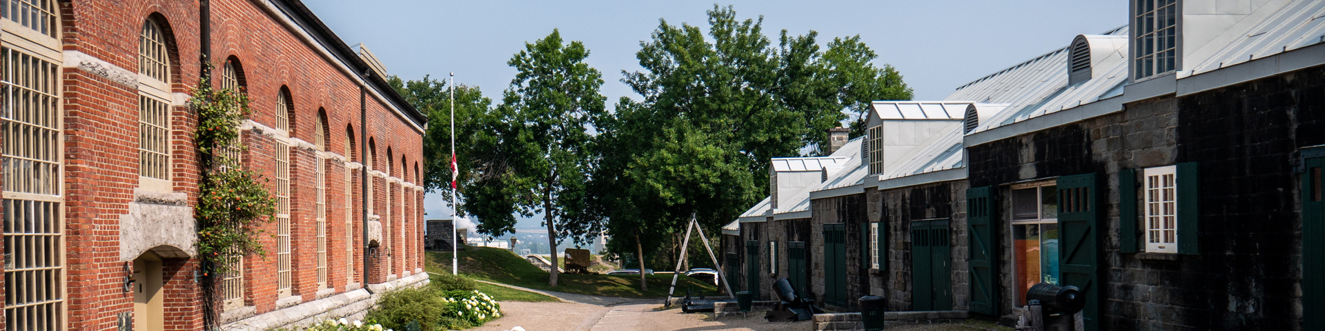 Chemin entre un bâtiment de brique et un bâtiment de pierre au Parc de l'Artillerie à Québec.