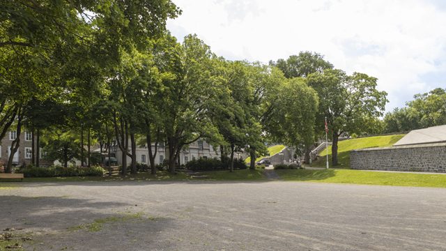 Vue du parc et de la poudrière de l'Esplanade ainsi que des arbres et de la rue Saint-Louis.