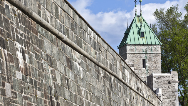 Vue d'un pan de mur des fortifications de Québec et d'une tourelle.