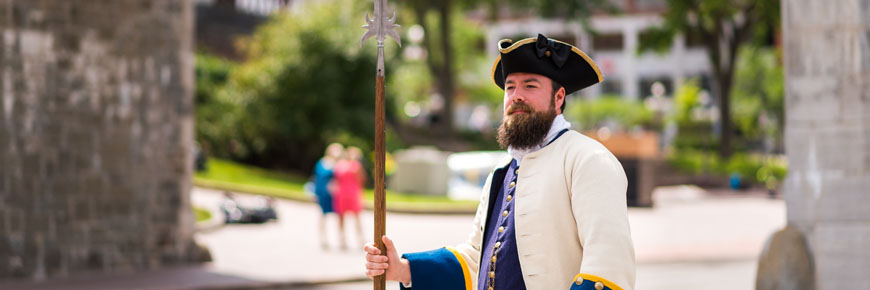 Employé costumé en soldat