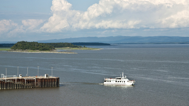 View of a boat leaving the wharf of Grosse Île and the Isle-aux-Grues archipelago.