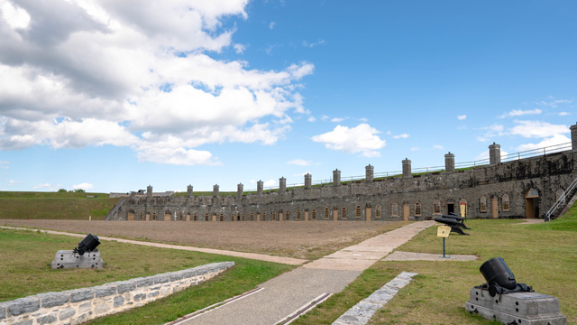 Vue du champ de parade du fort Numéro-Un avec des canons.