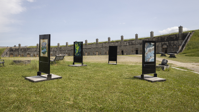 Vue de quatre panneaux d'exposition dans le champ de parade du fort Numéro-Un à Lévis. 