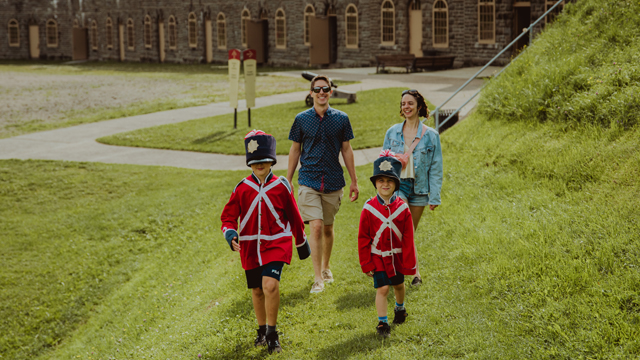 Une famille d'un père, d'une mère et de deux enfants costumés en soldats britanniques se promènent dans le fort Numéro-Un de Lévis.