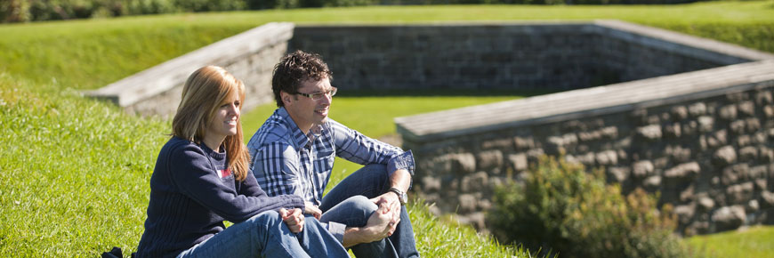 Two adults sitting outside at Lévis Forts