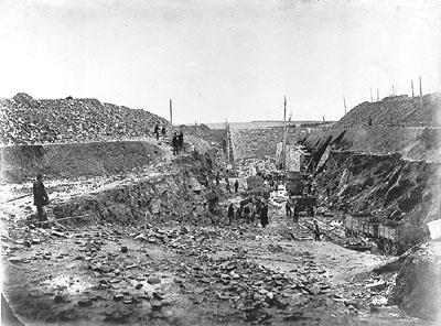 Le Fort-Numéro-Un en chantier ? Non, il s'agit plutôt du Fort Staddon au sud de l'Angleterre, en janvier 1863.