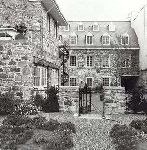 440, rue Bonsecours. La Maison Papineau vue du jardin