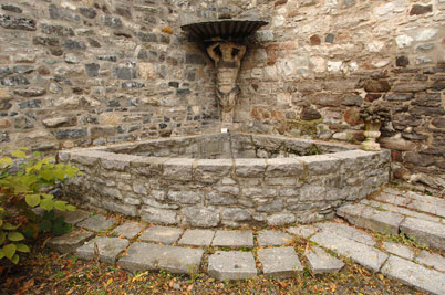 Fontaine dans la cour arrière. Aménagement par Eric D. McLean.