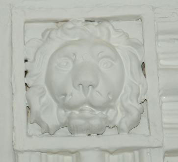 Boiserie de fenêtre et de porte du grand salon.