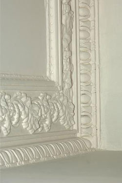 Corniche de plâtre au plafond du grand salon.