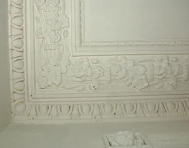 Corniche de plâtre au plafond du grand salon
